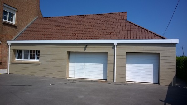 Portes de garage sectionnelles dont une avec portillon
